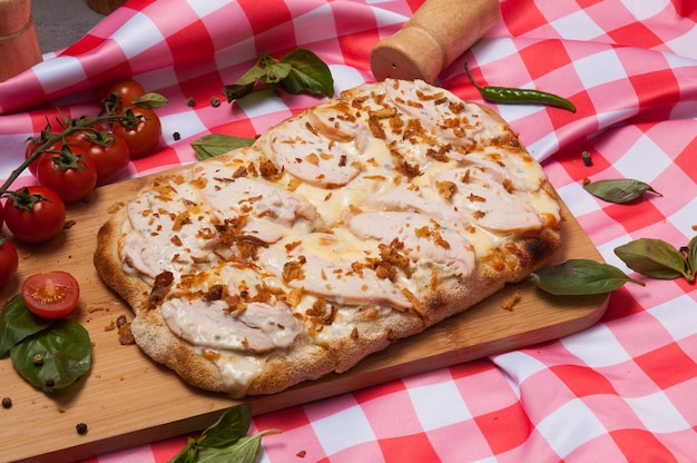 Pizza na rzymskim cieście z kurczakiem i serem gorgonzola