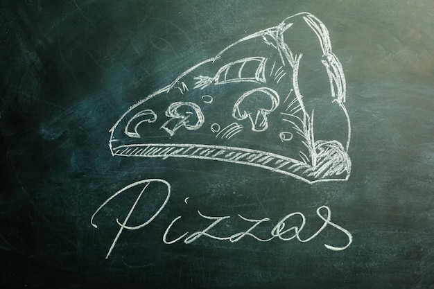 Pizza narysowana na czarnej brudnej tablicy