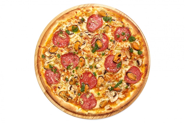 Pizza odizolowywająca na białym tle