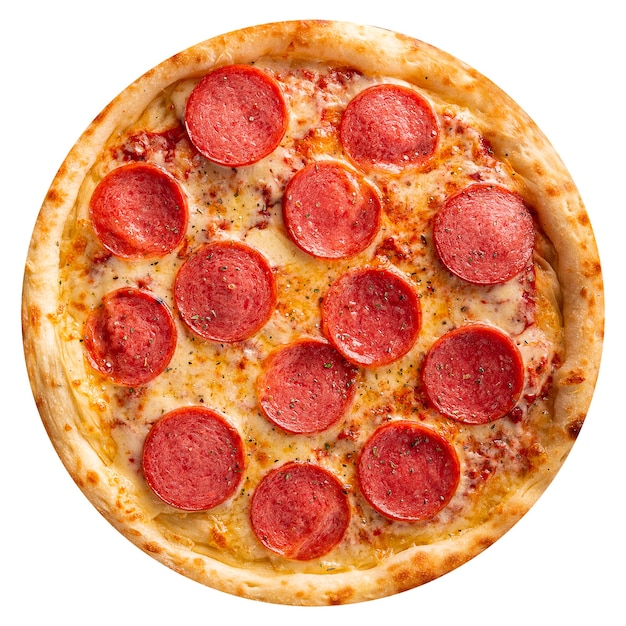 Pizza pepperoni na białym tle z salami