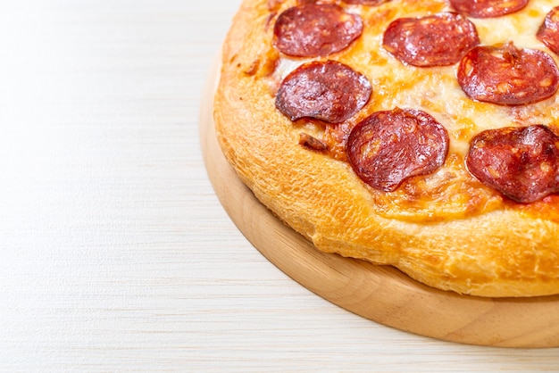 Pizza Pepperoni Na Drewnianej Tacy - Kuchnia Włoska