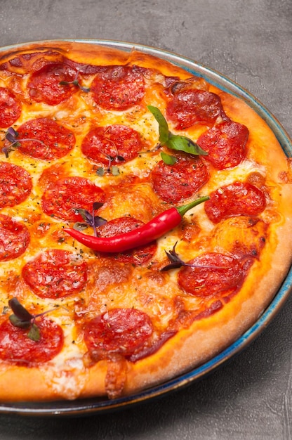 Pizza Pepperoni to klasyczna włoska pizza z serem mozzarella w zbliżeniu