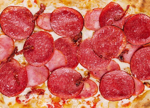 Zdjęcie pizza pepperoni z bliska tła lub tekstury