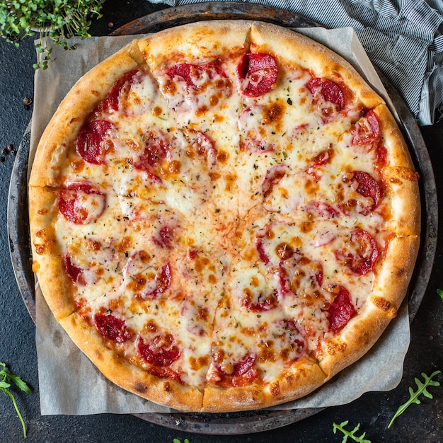 Pizza pepperoni z mięsną kiełbasą i podwójnym serem Fast food na wynos