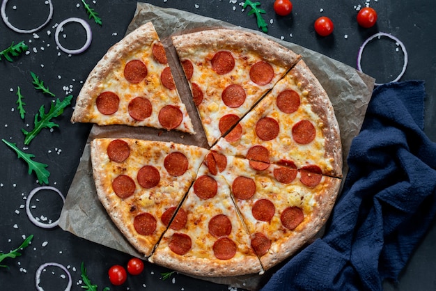 Pizza Pepperoni Z Mozzarellą Na Czarnej Powierzchni