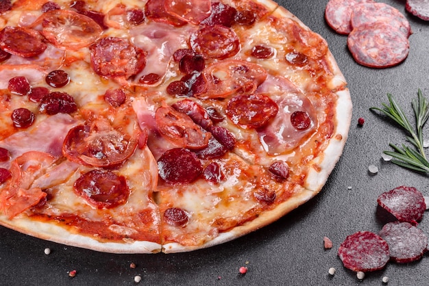 Pizza Pepperoni z mozzarellą, salami, pomidorami, pieprzem i przyprawami. Kuchnia włoska