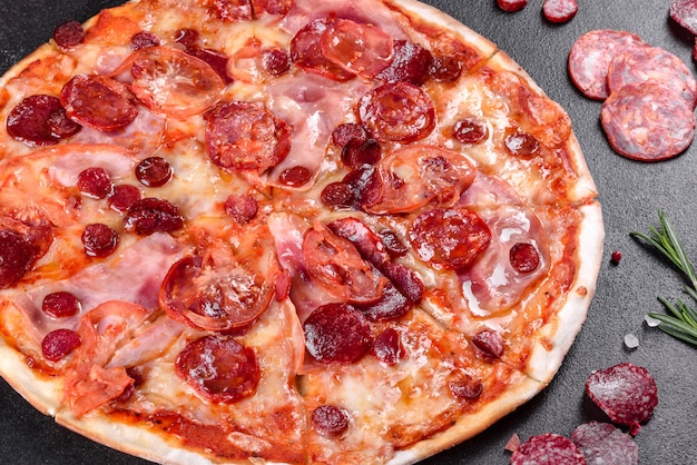 Pizza Pepperoni z mozzarellą, salami, pomidorami, pieprzem i przyprawami. Kuchnia włoska