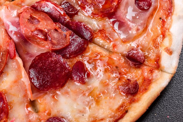 Pizza Pepperoni z mozzarellą, salami, pomidorami, pieprzem i przyprawami. Kuchnia włoska