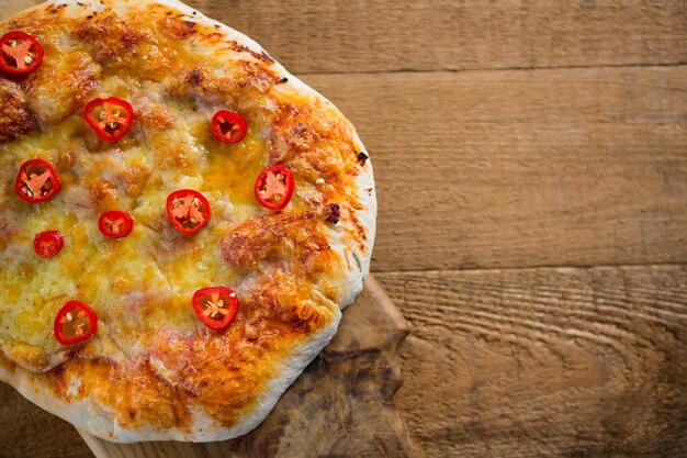 Pizza podana na desce do krojenia