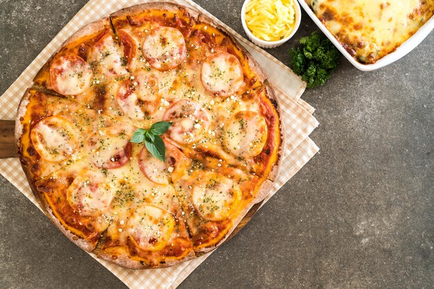 pizza pomidory na stole