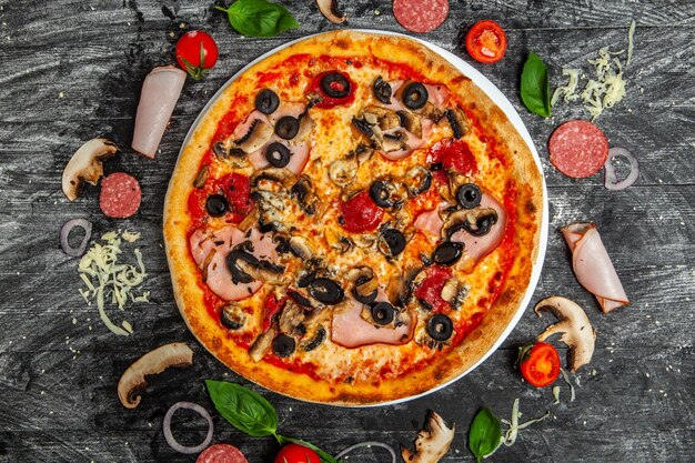 Pizza Quatro stagione z sosem pomidorowym salami pieczarki mozzarella bekon oliwki