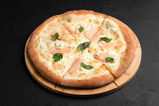 Pizza różne pizze z różnymi nadzieniami na czarnym tle