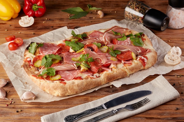 Pizza Rzymska, Wariant Klasycznej Włoskiej Pizzy, Podłoże Drewniane