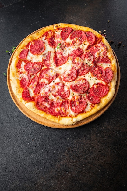 Pizza salami fast food kiełbasa pepperoni ser sos pomidorowy ciasto świeży posiłek przekąska