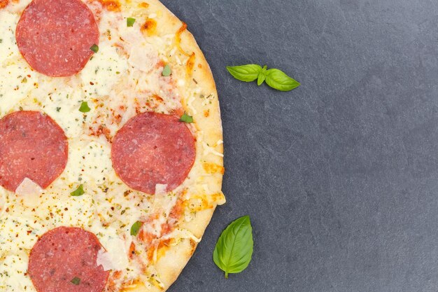 Pizza Salami Z Powyżej Miejsca Kopiowania Copyspace Z Bliska łupków