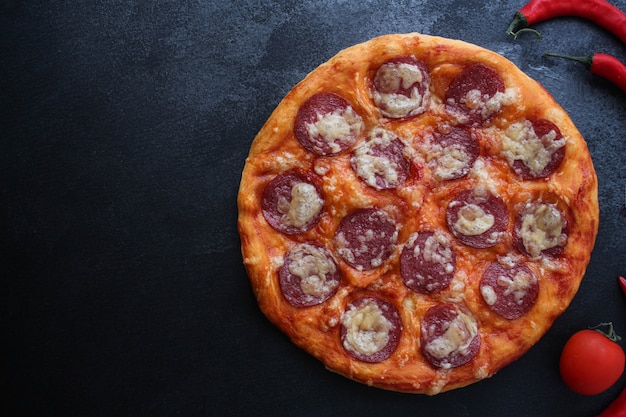 pizza salami z serem