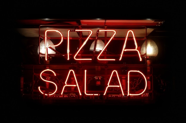 Zdjęcie pizza sałatka neonowe światło
