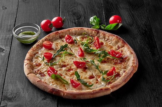 Pizza serowa z mozzarellą dor blue i parmezanem