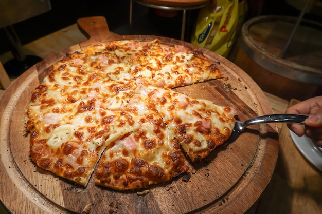 Zdjęcie pizza serwowana w restauracji