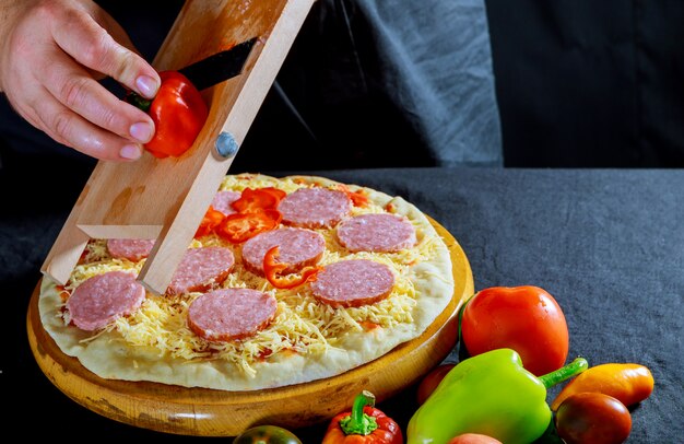 Pizza Składniki Na Przecinanie Pieprzu Dla Pizzy Podczas Gdy Gotujący