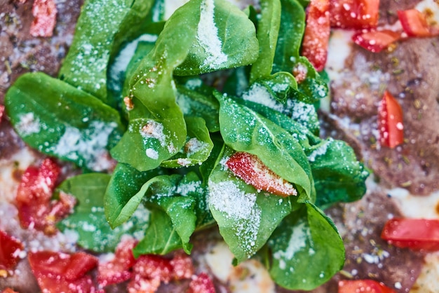 Zdjęcie pizza szczegółowo z pomidorów i bazyli