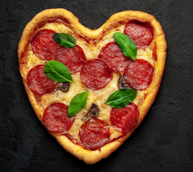 Pizza W Kształcie Serca Na Czarnym Kamieniu. Koncepcja Romantycznej Miłości Walentynki