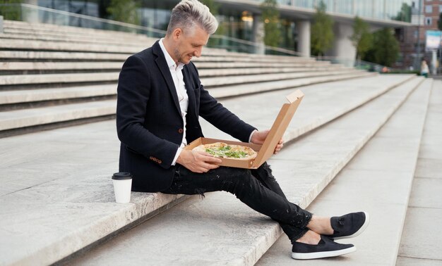 Zdjęcie pizza w pudełku z dostawą kierownik robi sobie przerwę w środku dnia