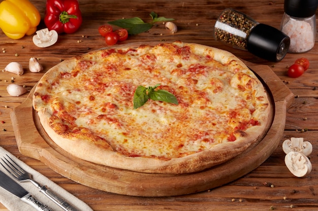 Pizza, wariant klasycznej włoskiej pizzy, podłoże drewniane