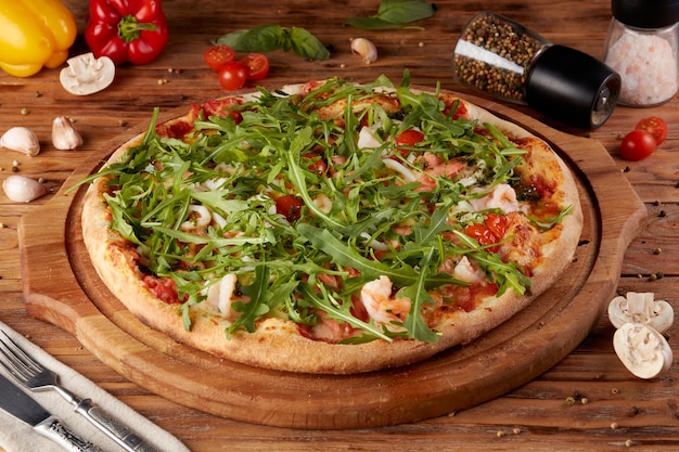 Pizza, wariant klasycznej włoskiej pizzy, podłoże drewniane