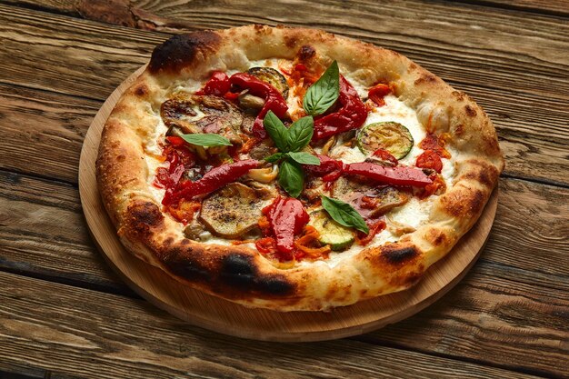 Pizza warzywa pomidor cebula pikle grzyby itp wegańskie lub wegetariańskie jedzenie gotowe do spożycia bez porcji mięsa na stole na zdrowy posiłek przekąska odkryty widok z góry kopia przestrzeń jedzenie tło rustykalne
