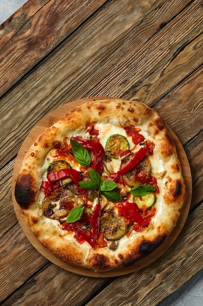 Pizza warzywa pomidor cebula pikle grzyby itp wegańskie lub wegetariańskie jedzenie gotowe do spożycia bez porcji mięsa na stole na zdrowy posiłek przekąska odkryty widok z góry kopia przestrzeń jedzenie tło rustykalne