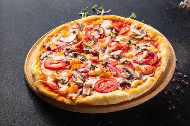 pizza warzywna bez mięsa pomidor papryka cebula grzyb kukurydza świeże warzywa posiłek przekąska