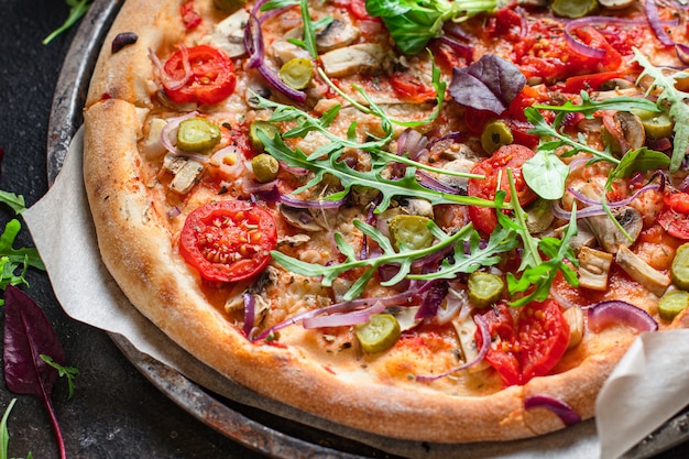 Pizza warzywna pomidor, cebula, pikle, pieczarki, przepis wegański lub wegetariański