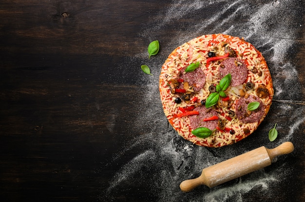 Pizza Woth Basil, Toczna Szpilka, Mąka Na Ciemnym Czarnym Tle, Kopii Przestrzeń, Odgórny Widok