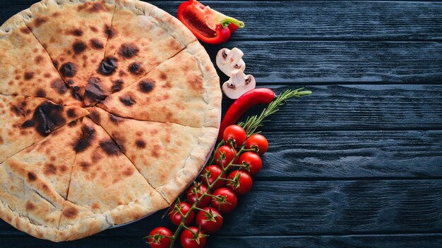 Pizza Wulkan Gorgonzola Ser Pomidory koktajlowe Świeże warzywa i przyprawy Na drewnianym tle Wolne miejsce na tekst Widok z góry