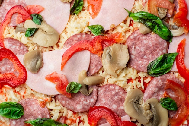 Pizza z bliska Pieczarki z salami boczku i zielenie