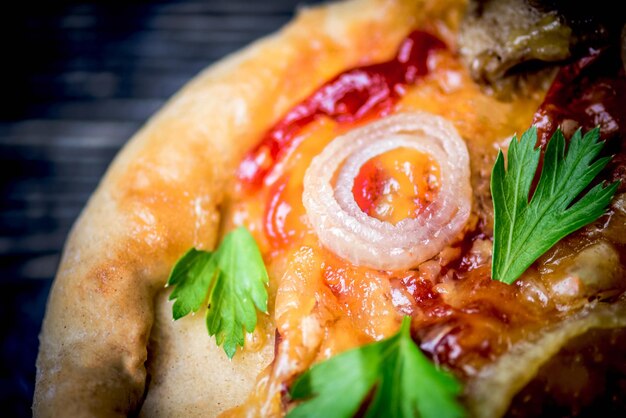 Pizza Z Bliska Widok Z Góry Na Pizzę Z Oliwkami Mozzarella Salami I Bazylią