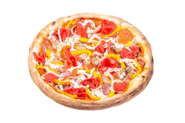 pizza z boczkiem, pokrojonymi pomidorami, serem mozzarella i świeżymi ziołami, liście sałaty, domowa,