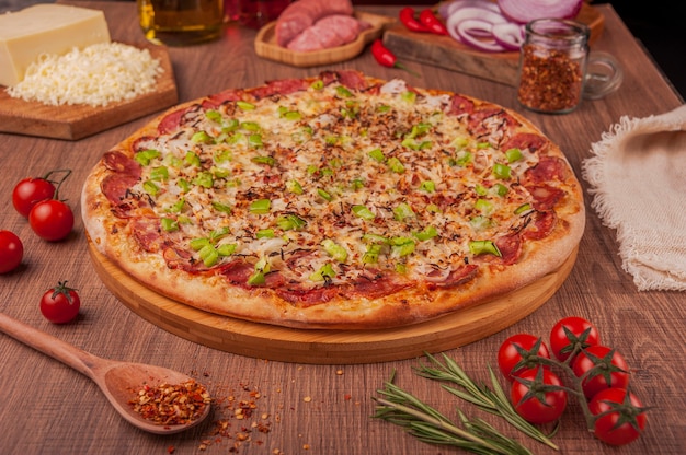 Pizza z kiełbasą calabrese, mozzarellą, cebulą i zieloną papryką