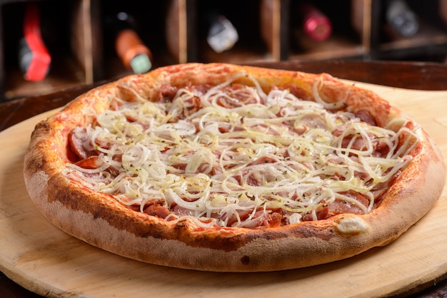 Pizza Z Kiełbasą Pepperoni Z Cebulą Na Drewnianej Desce Pizza Brazylijska