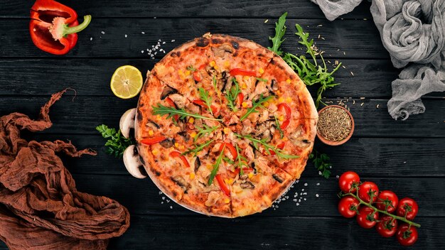 Pizza z kurczakiem i pieczarkami Widok z góry Na drewnianym tle Skopiuj miejsce