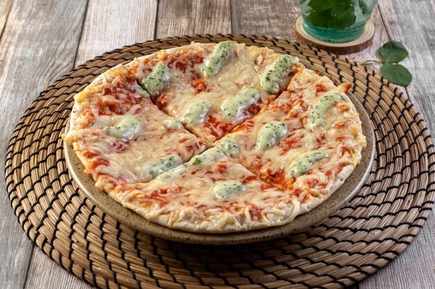 Zdjęcie pizza z mozzarellą na talerzu pizza jest krojona na kawałki zdjęcie fast food