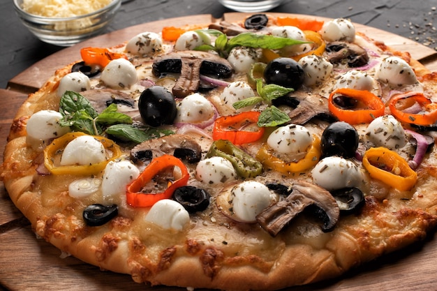 Pizza Z Mozzarellą, Oliwkami I Grzybami. Kuchnia Włoska. Składniki Do Przygotowania Pizzy Na Czarnym Tle, Koncepcja Na Reklamę Restauracji Czy Pizzerii.