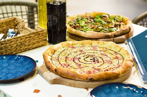 Pizza z Mozzarellą, Świeżym Pomidorem, Sosem Pesto, Carbonara z Oliwa Z Oliwek i Ocet Balsamiczny
