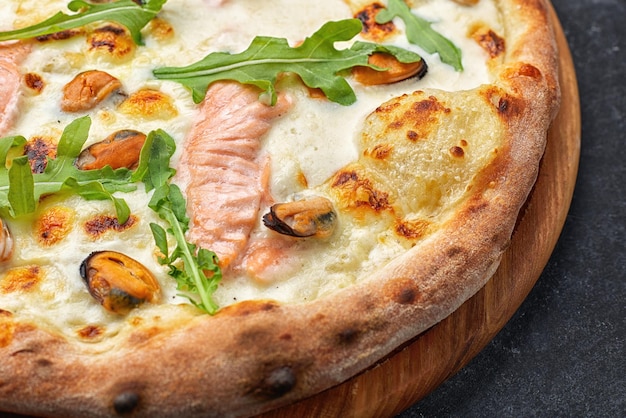 Pizza z owocami morza marinara di mare z małże łososiowe i arugula