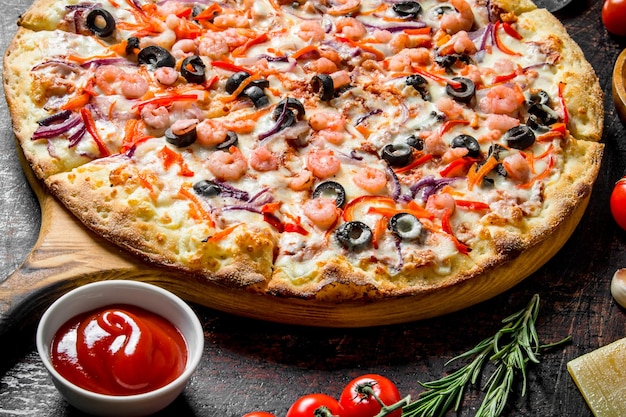 Pizza z owocami morza na chrupiącej skórce