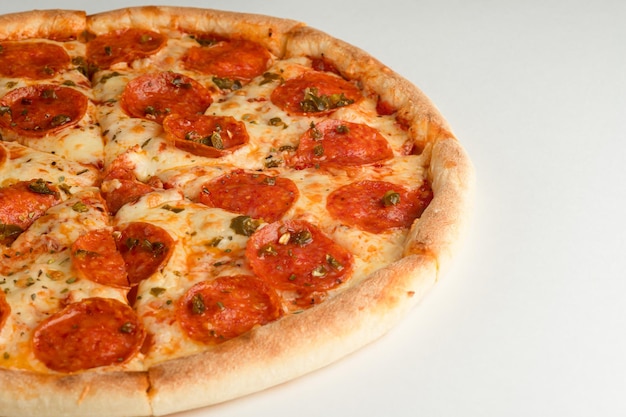 Pizza z papryką pepperoni jalapeno i serem na białym tle