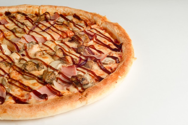 Pizza z pieczarkami szynka bekon sos teriyaki i serem na białym tle