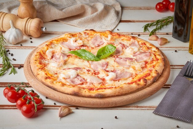 Pizza Z Plastrami, Sosem I Ziołami, Drewniana Biała