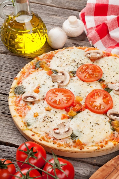 Pizza z pomidorami i grzybami